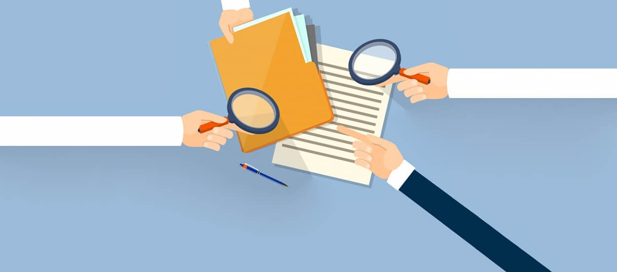 Specialisten voor het verwijderen BKR registratie 4 mensen die een BKR dossier onderzoeken